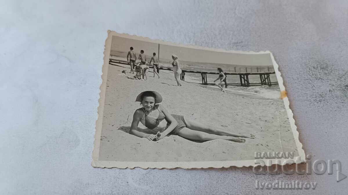 Φωτογραφία νεαρής κοπέλας στην παραλία