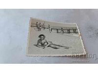 Φωτογραφία νεαρής κοπέλας στην παραλία