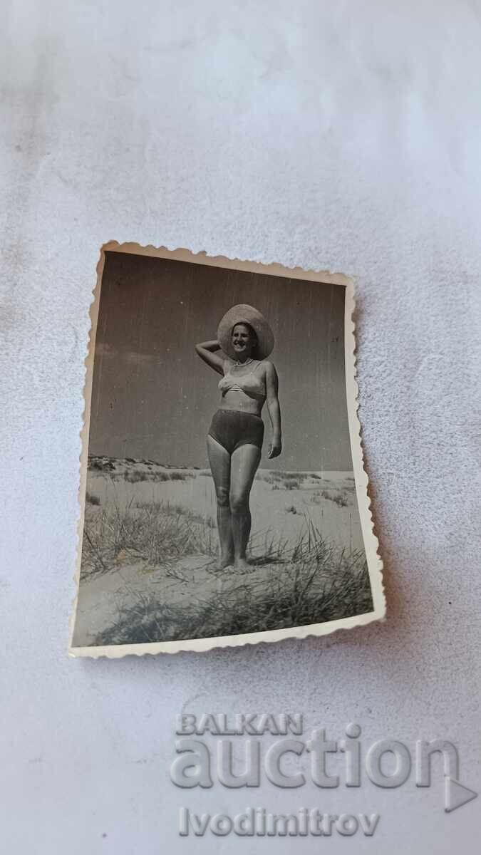 Fotografie Femeie pe dune de nisip 1957