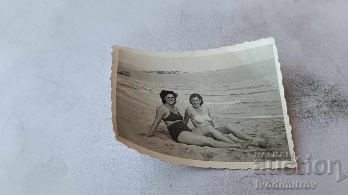 Foto Două femei pe plajă Foto Două femei pe plajă