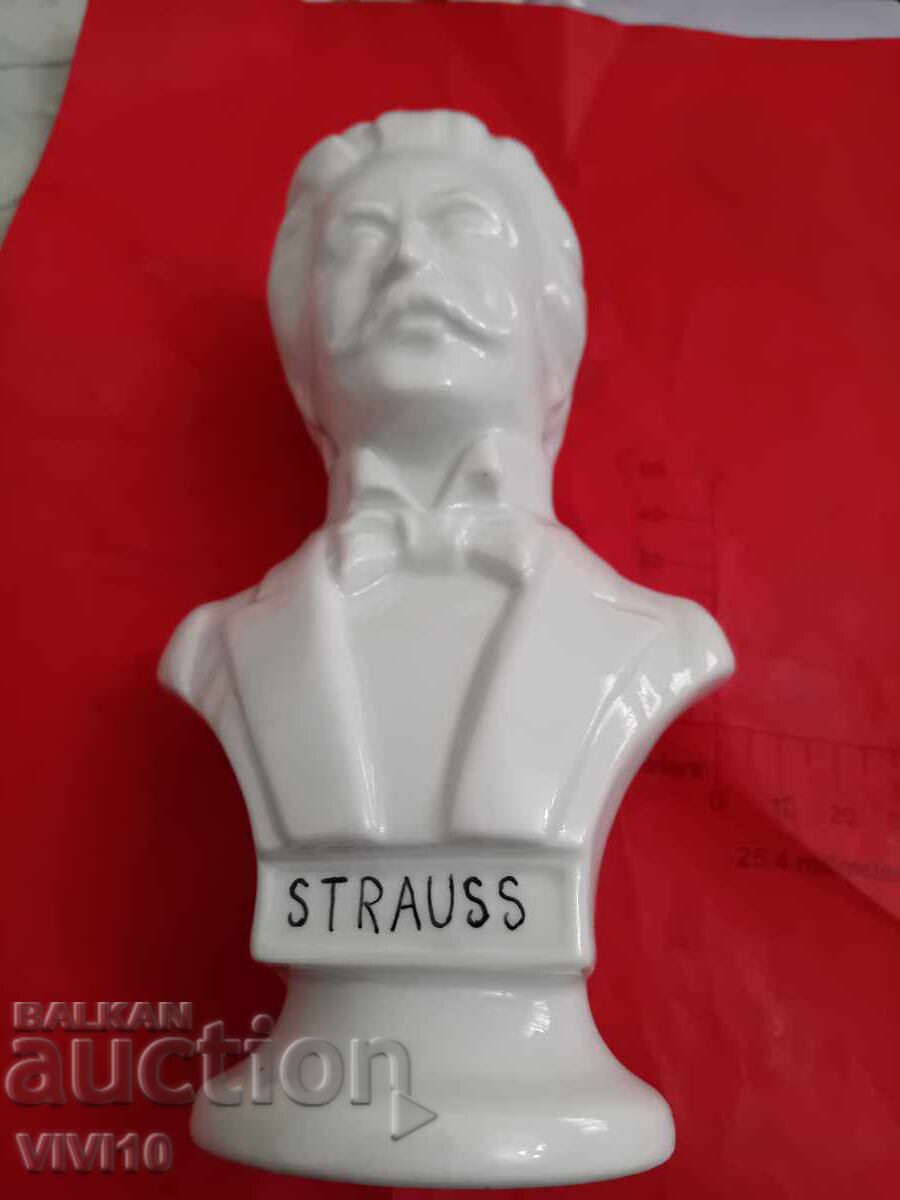 Старинна порцеланова фигура, маркирана с цена € 60.00 | 117.35 лв.