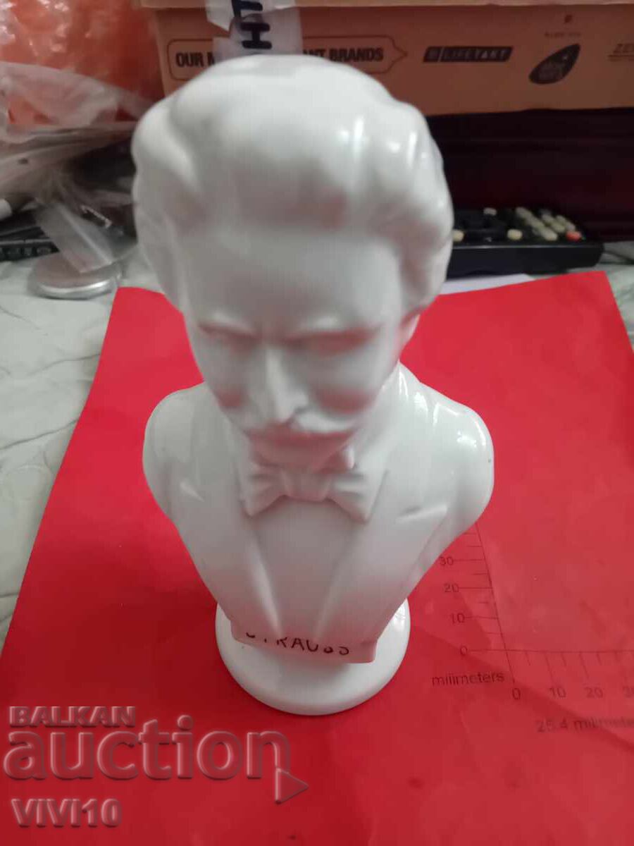 Старинна порцеланова фигура, маркирана