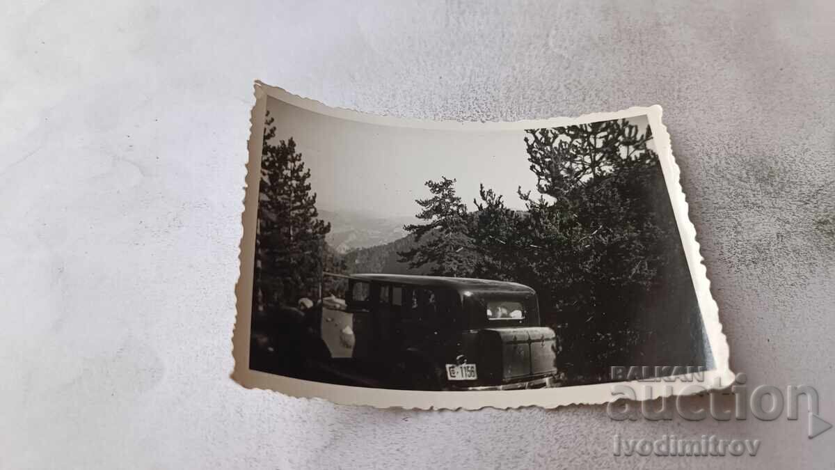 Fotografie autoturism retro cu nr. de înmatriculare Sf 1156 în Munții Rodopi