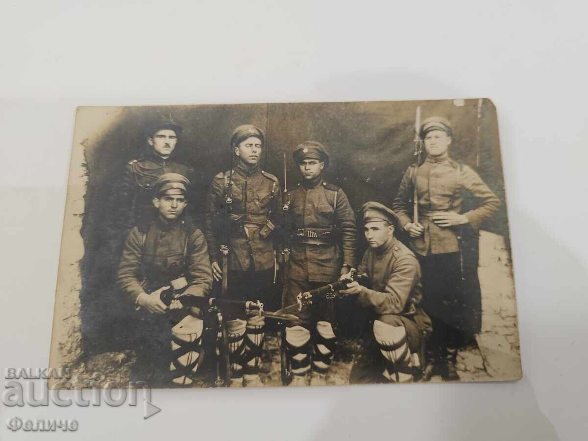 Licitație Carte poștală militară rară - soldați cu puști, baionetă