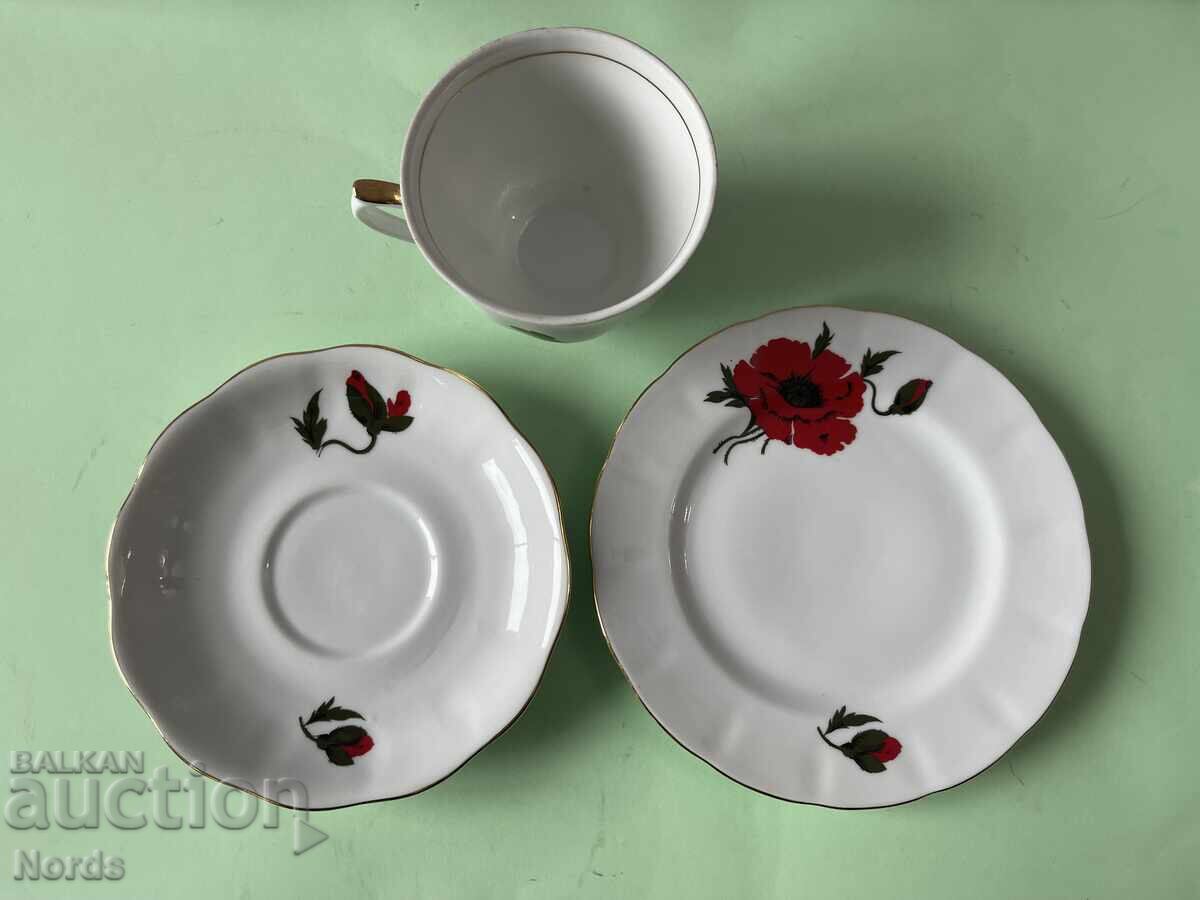 Παράδοση Ένα όμορφο τριπλό σετ τσαγιού