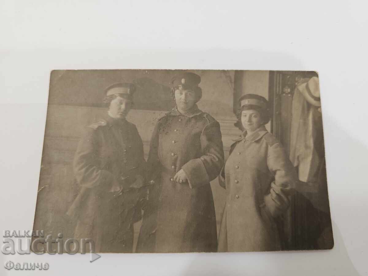 Carte poștală foto amuzantă cu familia regală bulgară - femei în uniformă