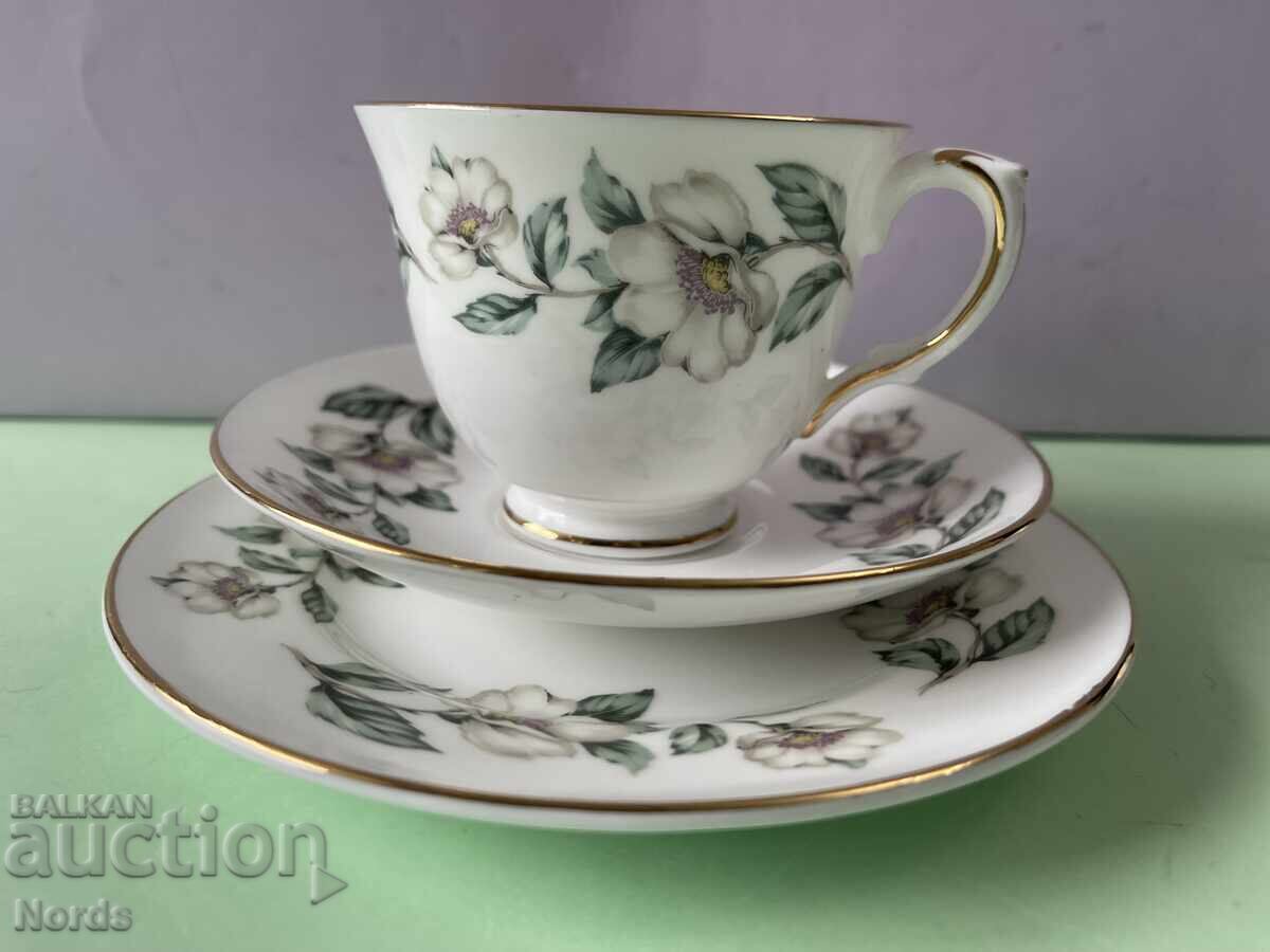 Красив английски троен сет за чай с цена € 0.01 | 0.02 лв.