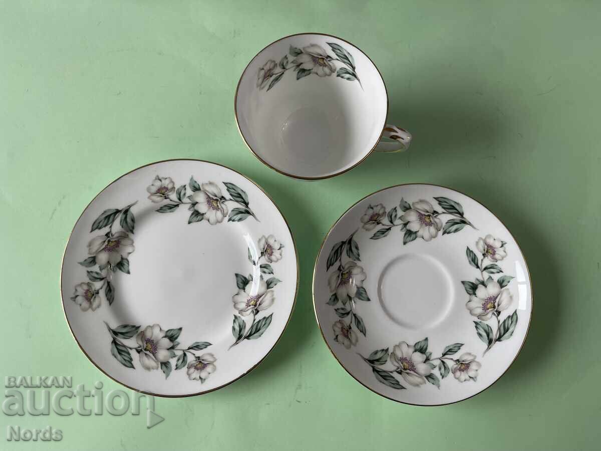 Доставка на Красив английски троен сет за чай