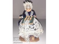 FIGURINĂ VECHE. DANTELĂREASĂ