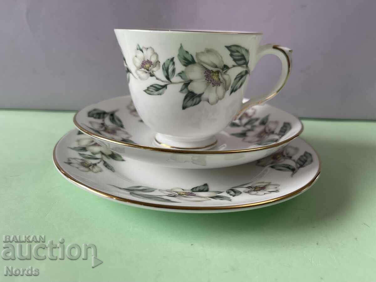 Όμορφο αγγλικό τριπλό σετ τσαγιού με τιμή € 0.01 | 0.02 BGN