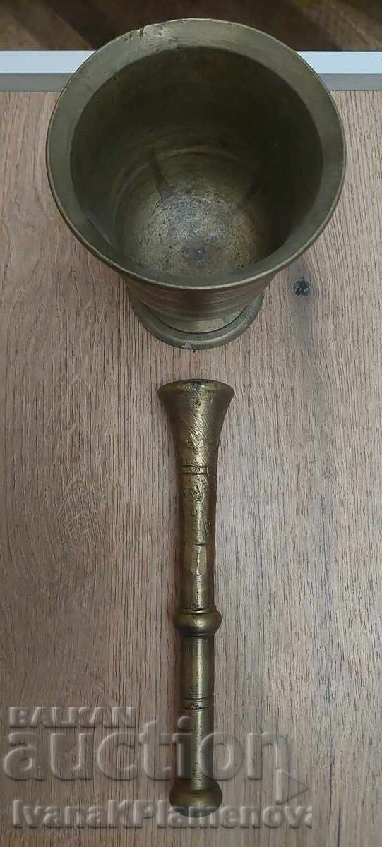 Licitație Mojar cu pistil din bronz masiv pentru cunoscători 2,2 kg Licitație Mojar cu pistil din bronz masiv pentru cunoscători 2,2 kg