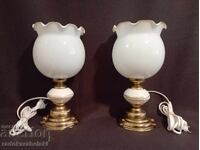 Două lămpi din alamă și porțelan cu abajururi din sticlă albă