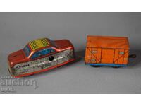 Παλιό μεταλλικό μηχανικό παιχνίδι ατμομηχανή και βαγόνι