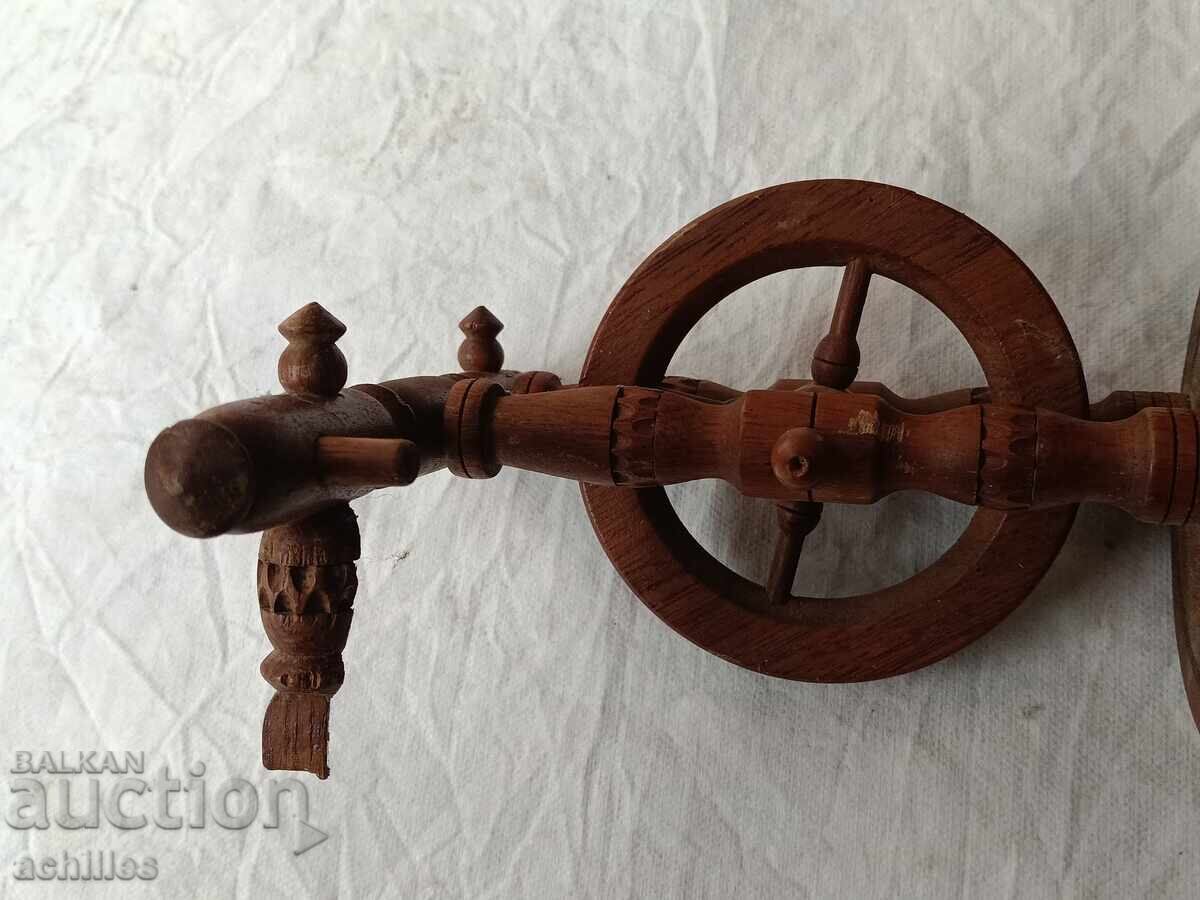 Μικροσκοπική ανέμη με τιμή € 10.00 | 19.56 BGN