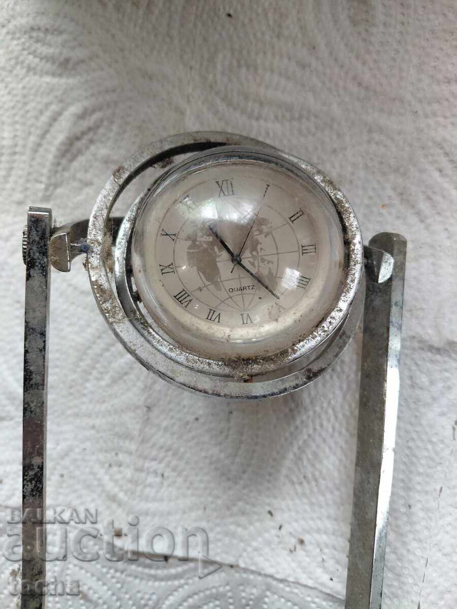 Glob interesant cu ceas și cutiuță muzicală cu preț € 16.00 | 31.29 BGN