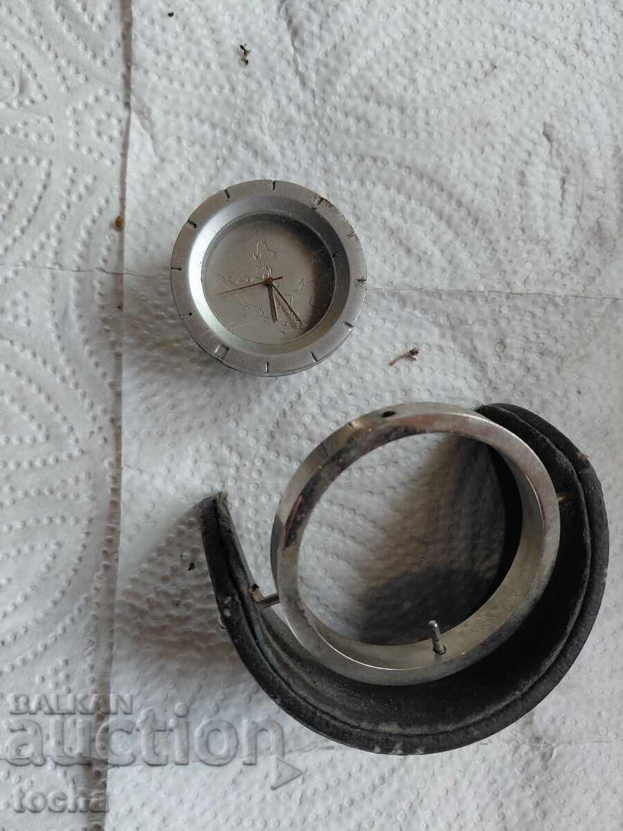 интересен глобус часовник