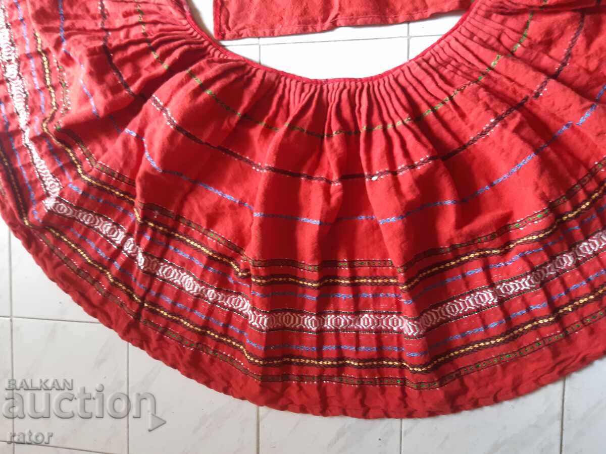 Παράδοση Πεσκιούλι, βρακοζώνα, μάλλινη φούστα και ποδιά. Παραδοσιακή φορεσιά