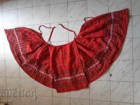 Пищимал , бръчник , вълненик и престилка  . Носия