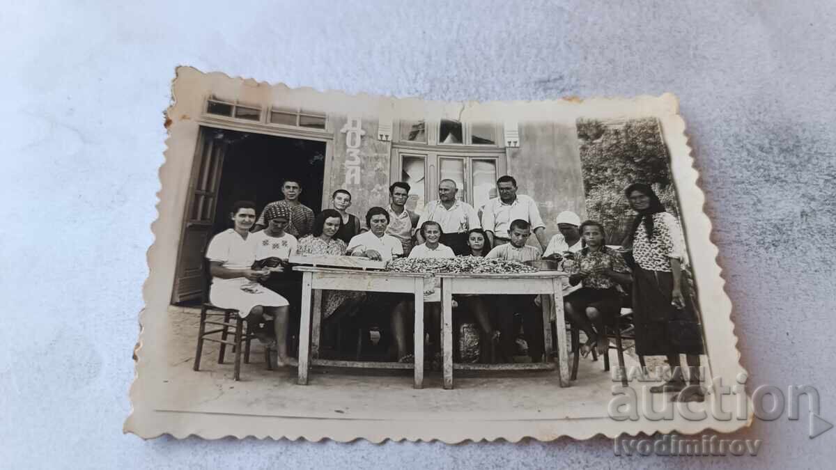 Снимка Мъже жени и деца пред дюкян за БОЗА