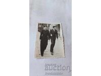 Photo Sofia A man and a young man on a walk