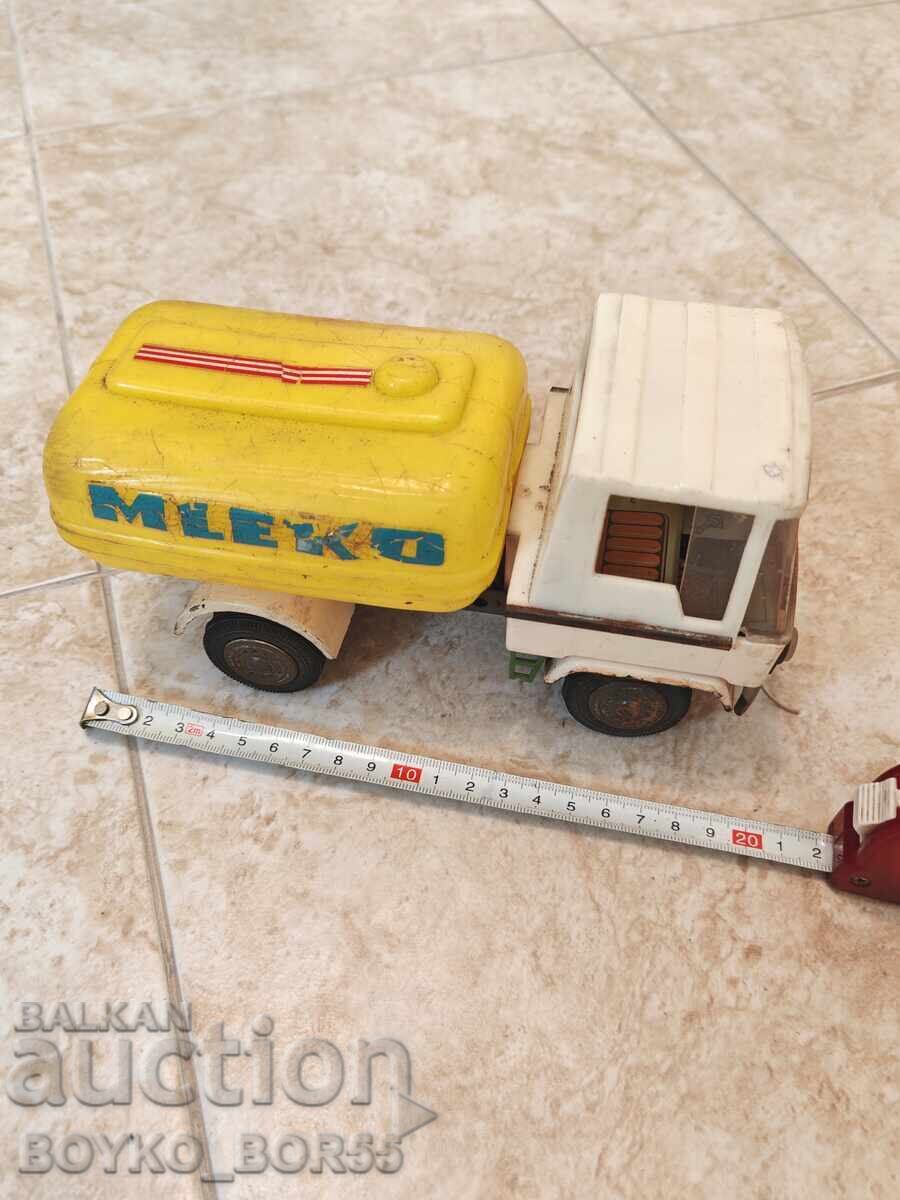 Jucărie veche poloneză, mașinuță din perioada socialistă, anii 1970