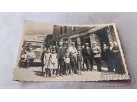 Fotografie ofițeri bărbați și copii în fața unei clădiri