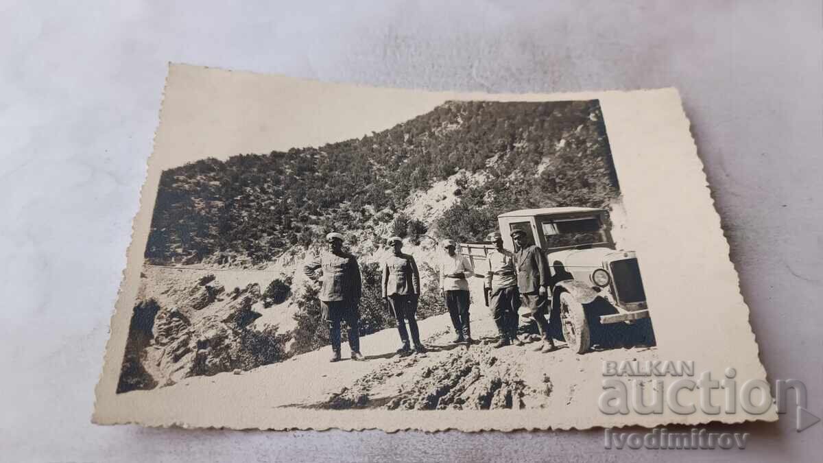 Photo Officers and soldiers with a vintage military truck on the road