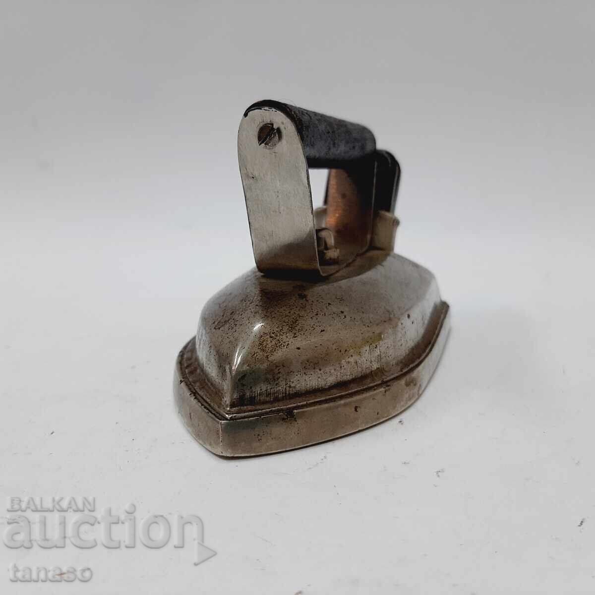 Стара малка електрическа ютия от 50-те(15.4) с цена € 15.00 | 29.34 лв.