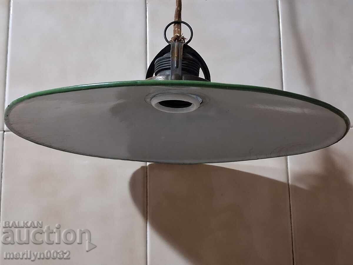 Lampă electrică veche din anii '20 cu reflector emailat cu preț € 77.76 | 152.09 BGN