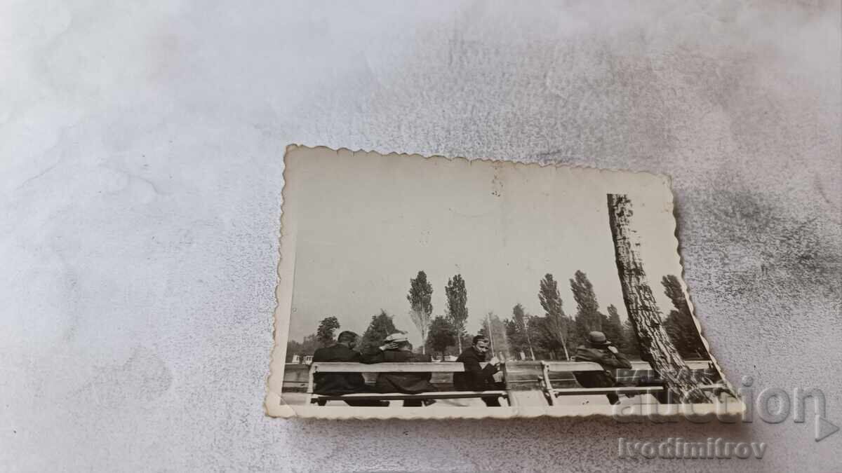Photo Sofia Men sitting on a park bench