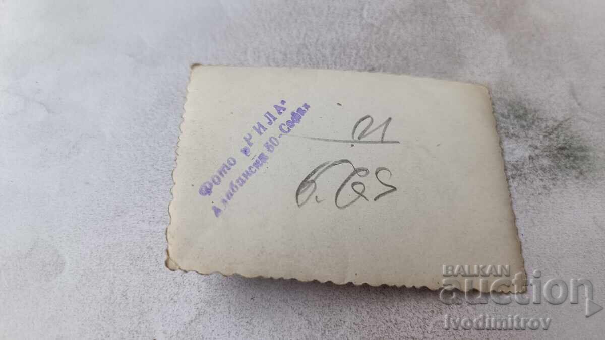 Foto Sofia Trei fete tinere pe trotuar cu preț € 1.17 | 2.29 BGN
