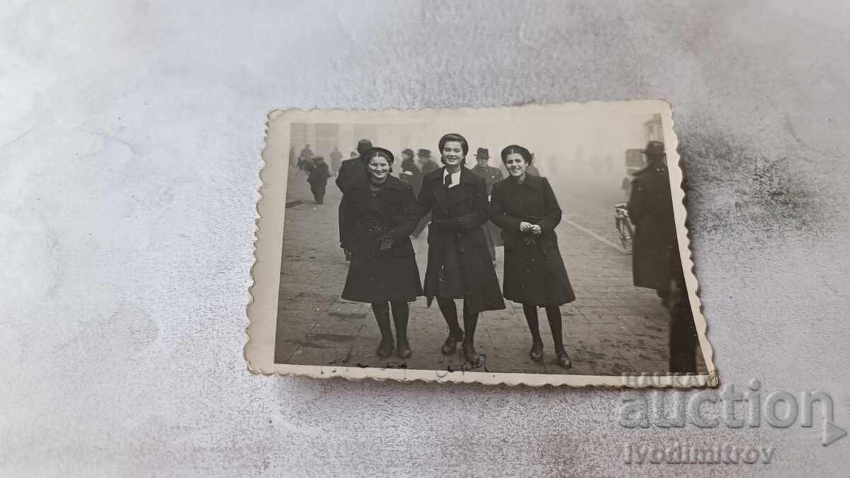 Foto Sofia Trei fete tinere pe trotuar
