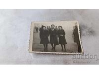 Снимка София Три млади момичета на тротоара