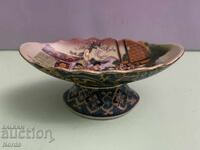 Ένα όμορφο πορσελάνινο πιάτο