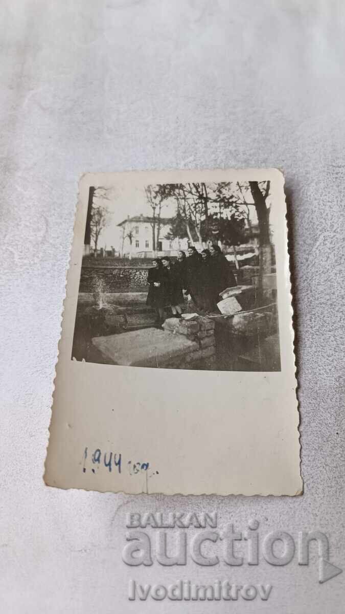 Φωτογραφία Σόφια Μαθήτριες στο πάρκο 1944