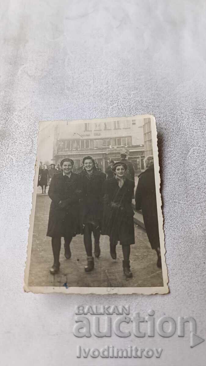 Fotografie Sofia Trei tinere fete în fața Palatului de Justiție 1943