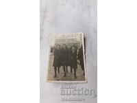 Fotografie Sofia Trei tinere fete în fața Palatului de Justiție 1943