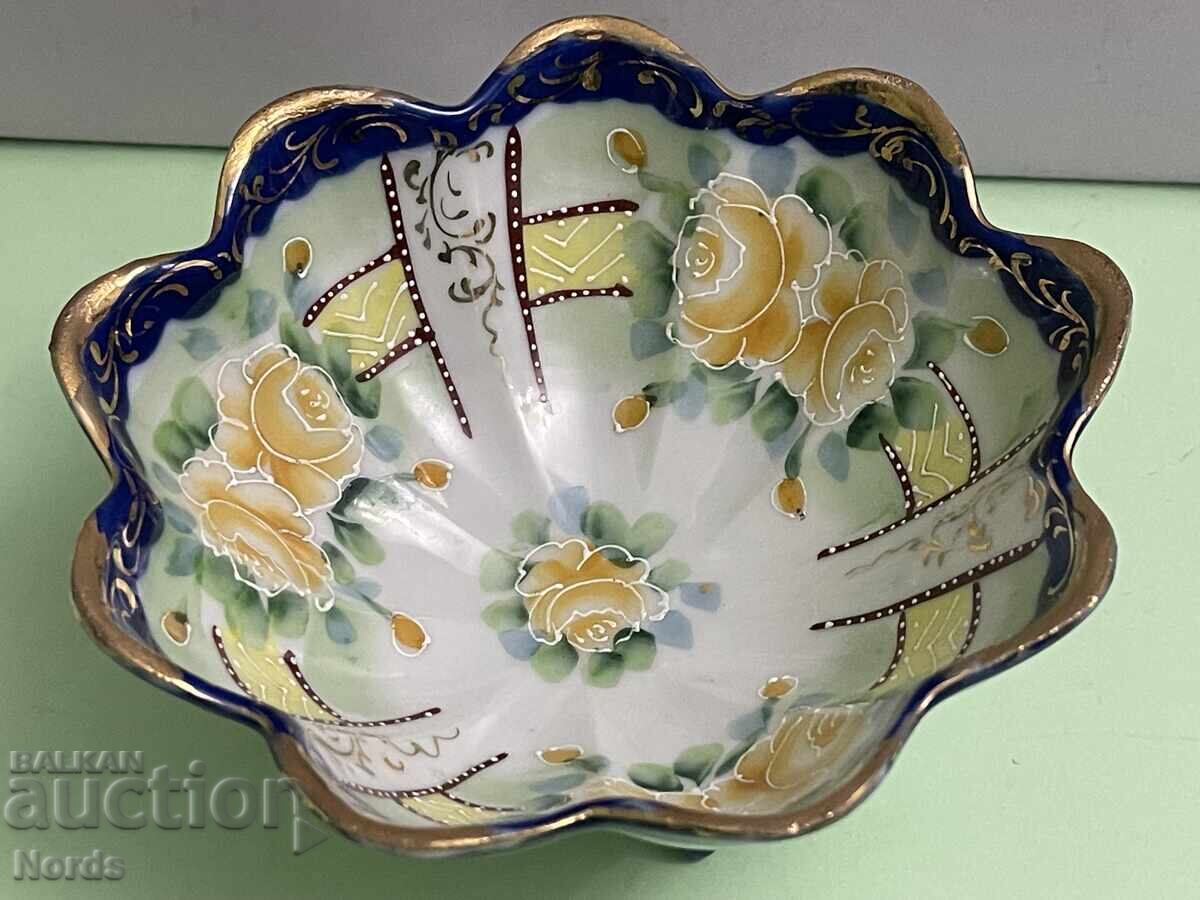 Δημοπρασία Όμορφη πορσελάνινη φρουτιέρα με σημάδια