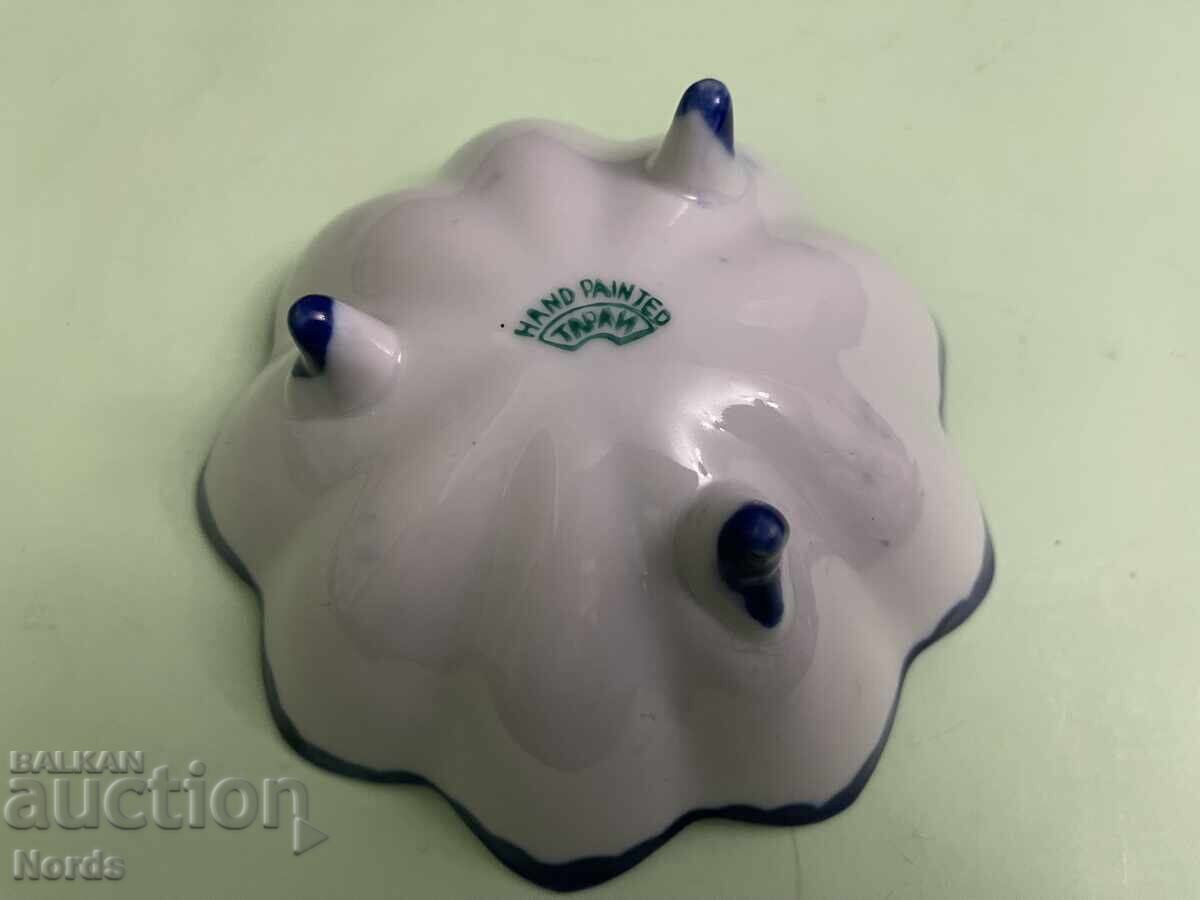 Παράδοση Όμορφη πορσελάνινη φρουτιέρα με σημάδια