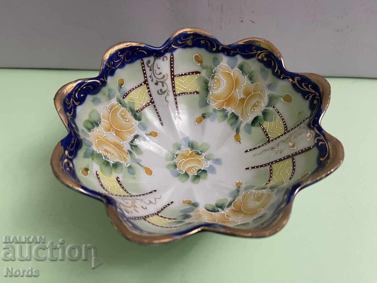 Όμορφη πορσελάνινη φρουτιέρα με σημάδια