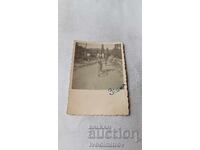 Φωτογραφία Σόφια Νεαρή κοπέλα με ρετρό ποδήλατο στον δρόμο