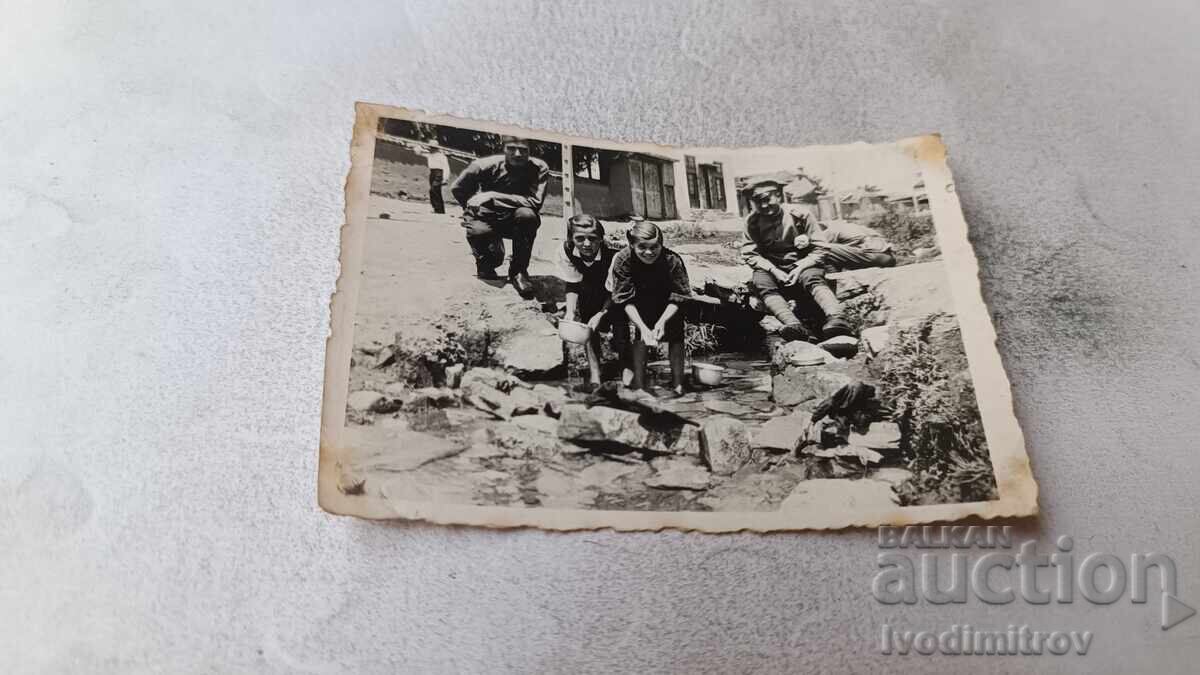 Fotografie Soldați și tinere fete la un pârâu mic 1942