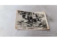 Fotografie Soldați și tinere fete la un pârâu mic 1942