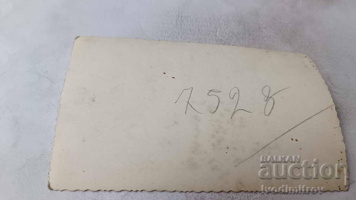 Φωτογραφία Σόφια Δύο νεαρά κορίτσια μπροστά από ένα καρουζέλ στο πάρκο με τιμή € 0.87 | 1.70 BGN