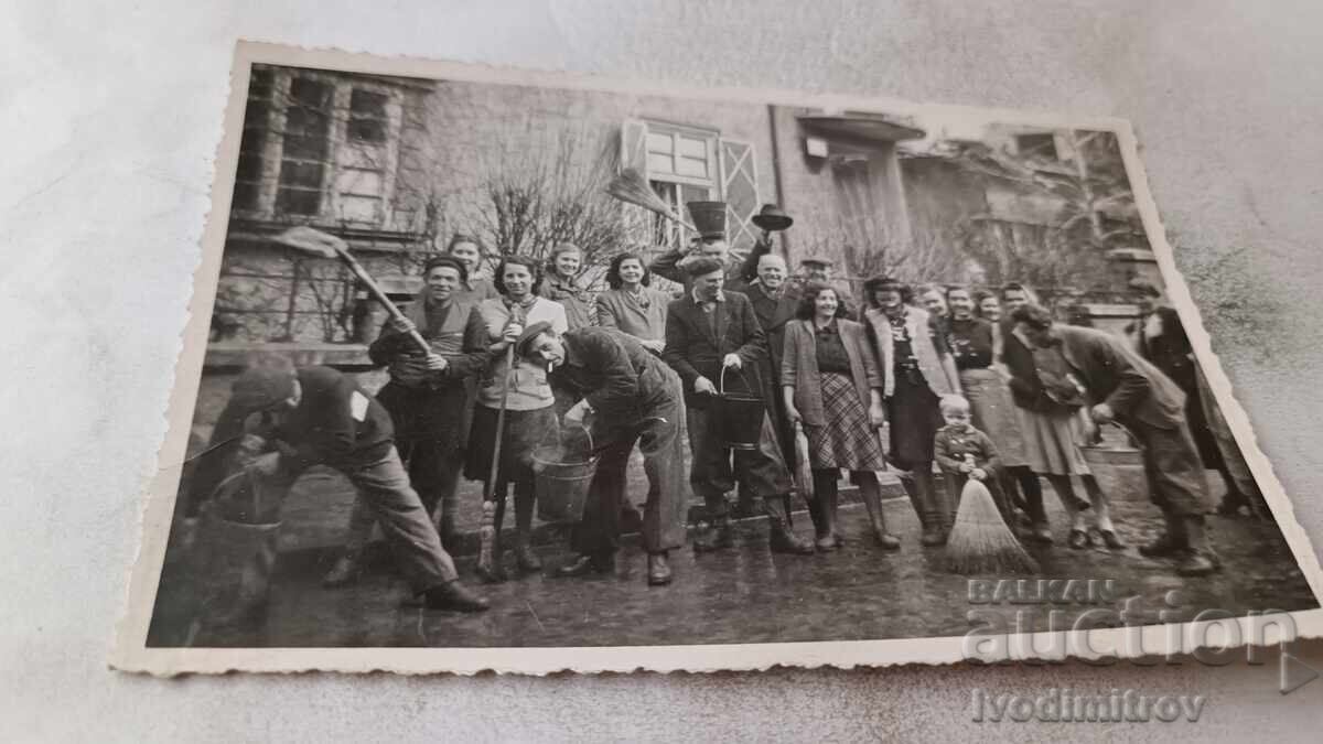 Φωτογραφία Σόφια Άνδρες και γυναίκες που πλένουν τον δρόμο