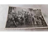 Φωτογραφία Σόφια Άνδρες και γυναίκες που πλένουν τον δρόμο