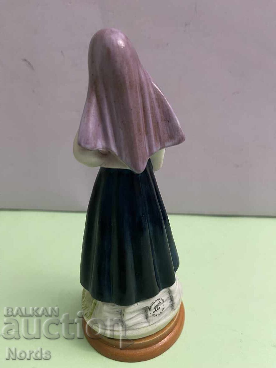Аукцион Португалска порцеланова фигурка