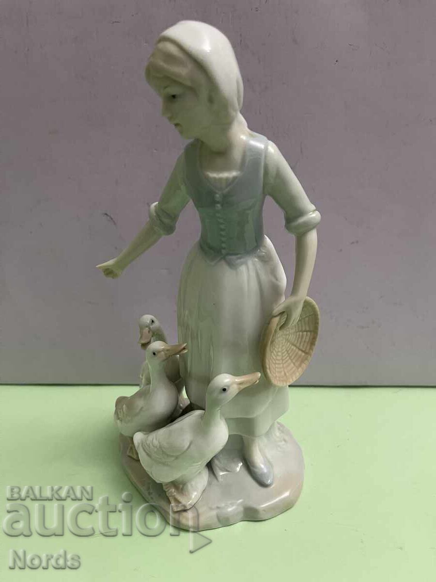 Ένα όμορφο πορσελάνινο ειδώλιο με τιμή € 0.01 | 0.02 BGN