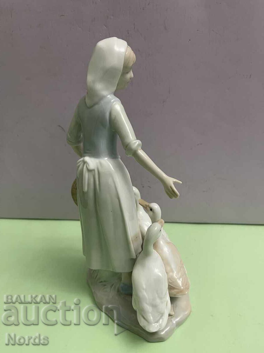 Παράδοση Ένα όμορφο πορσελάνινο ειδώλιο