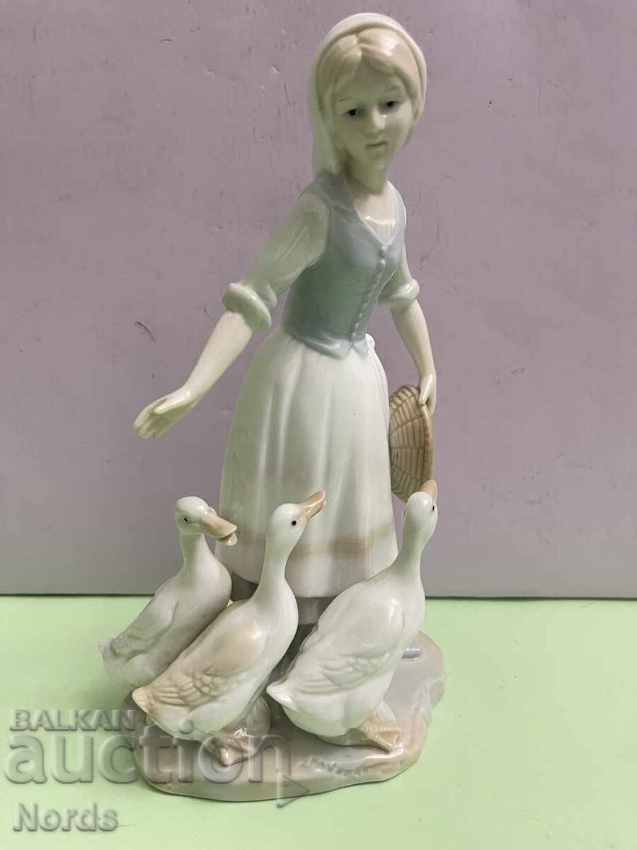 Ένα όμορφο πορσελάνινο ειδώλιο